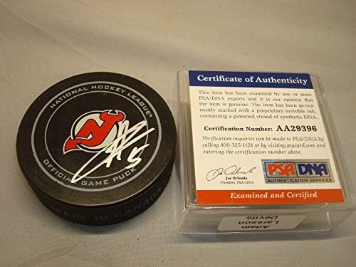 Adam Larsson Aláírt New Jersey Devils Hivatalos Játék a Jégkorong PSA/DNS-COA-1A - Dedikált NHL Korong
